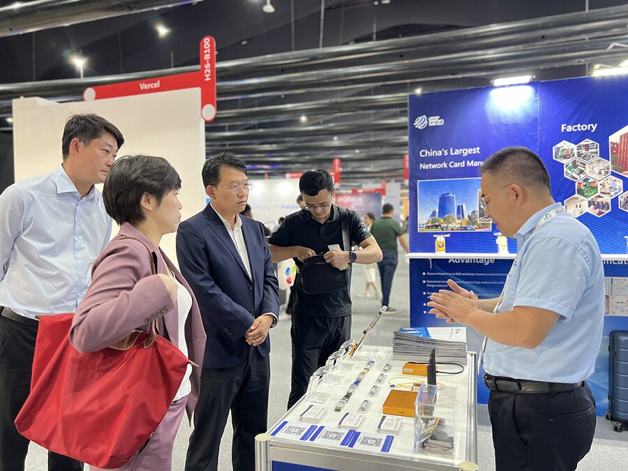 通州區(qū)副區(qū)長林正航一行在光潤通科技GITEX展位前聽取介紹